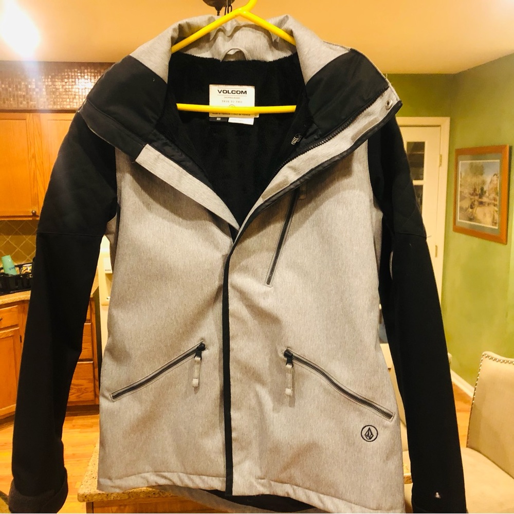 Volcom ladies ski/snowboard jacket size large.